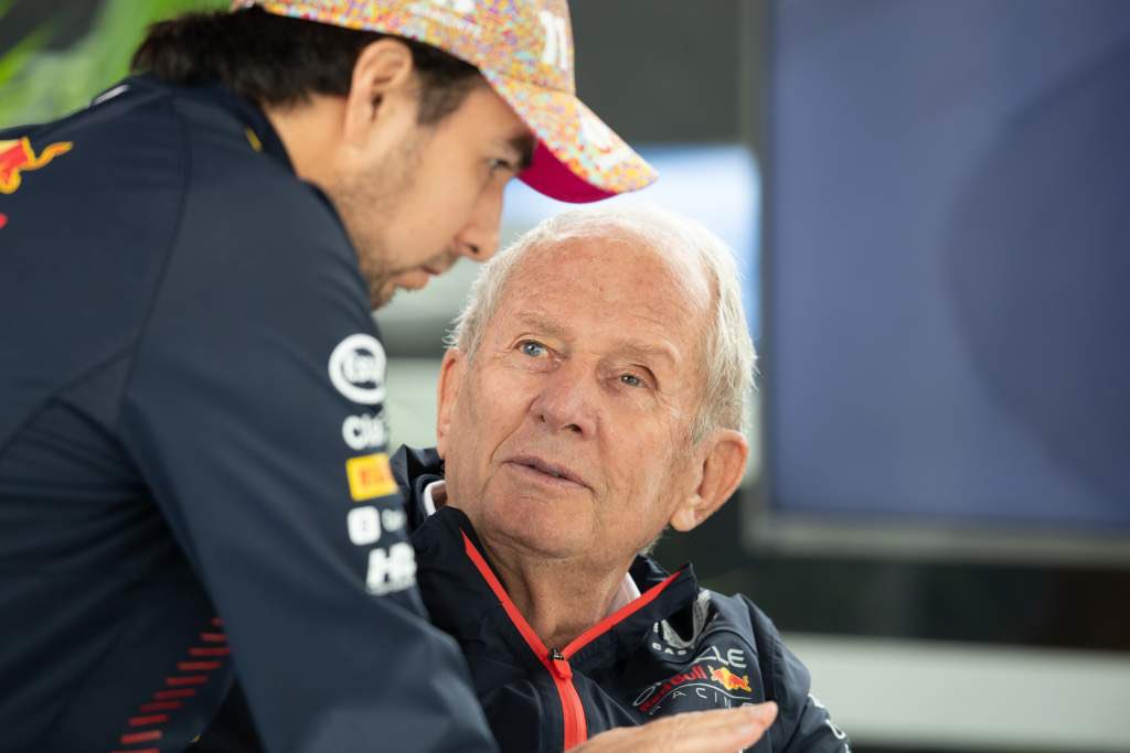 PrimeF1__'s tweet photo. “Esto no le puede seguir pasando a @SChecoPerez. Se merece algo mejor que tener que sonreír y soportar comentarios despectivos por parte de una figura importante de la organización @redbull en la @F1. La forma en que Helmut Marko habla de él debe terminar.

En la disculpa, finalmente compartida en nombre de Marko, enfatiza que no aboga por generalizar sobre las personas de ningún país, raza o etnia. Pero sus diversos antecedentes dejaron claro que Marko cree que la 'mentalidad mexicana' no sólo es algo real, sino absolutamente un factor a considerar para explicar los problemas dentro del desempeño de PER.

Para [Marko] probablemente no fue una observación discriminatoria. [Pero] lo fue. Convirtió la idea del sentimiento antimexicano en algo tangible y demuestra que la amenaza [discriminatoria a PER] es real.”

Por @wearetherace