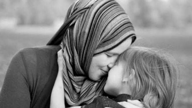 ما دمت تشاهد ابتسامة امك فالحياة بخير

Hidupmu akan baik-baik saja selagi senyum ibumu masih bisa kau pandang.”
