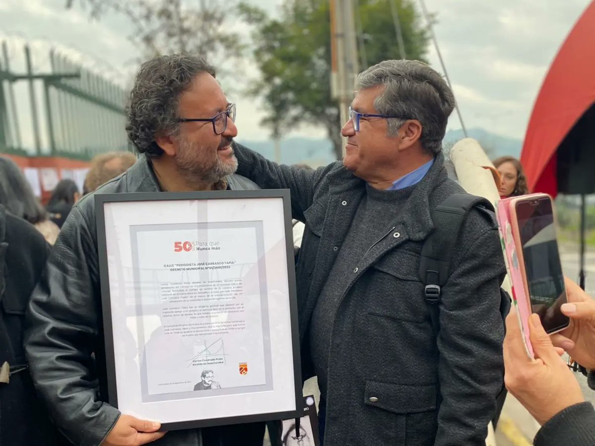 AHumanistaCL's tweet photo. Nuestro Sec. Gral @efren_osorio y la ex subsecretaria de Bienes Nacionales y vocera Humanista en materia previsional @MarilenCabrera, estuvieron en acto homenaje al periodista José Carrasco, asesinado por la dictadura.
¡Por el derecho a la comunicación y la libertad de expresión! https://t.co/riX6p7dNnR
