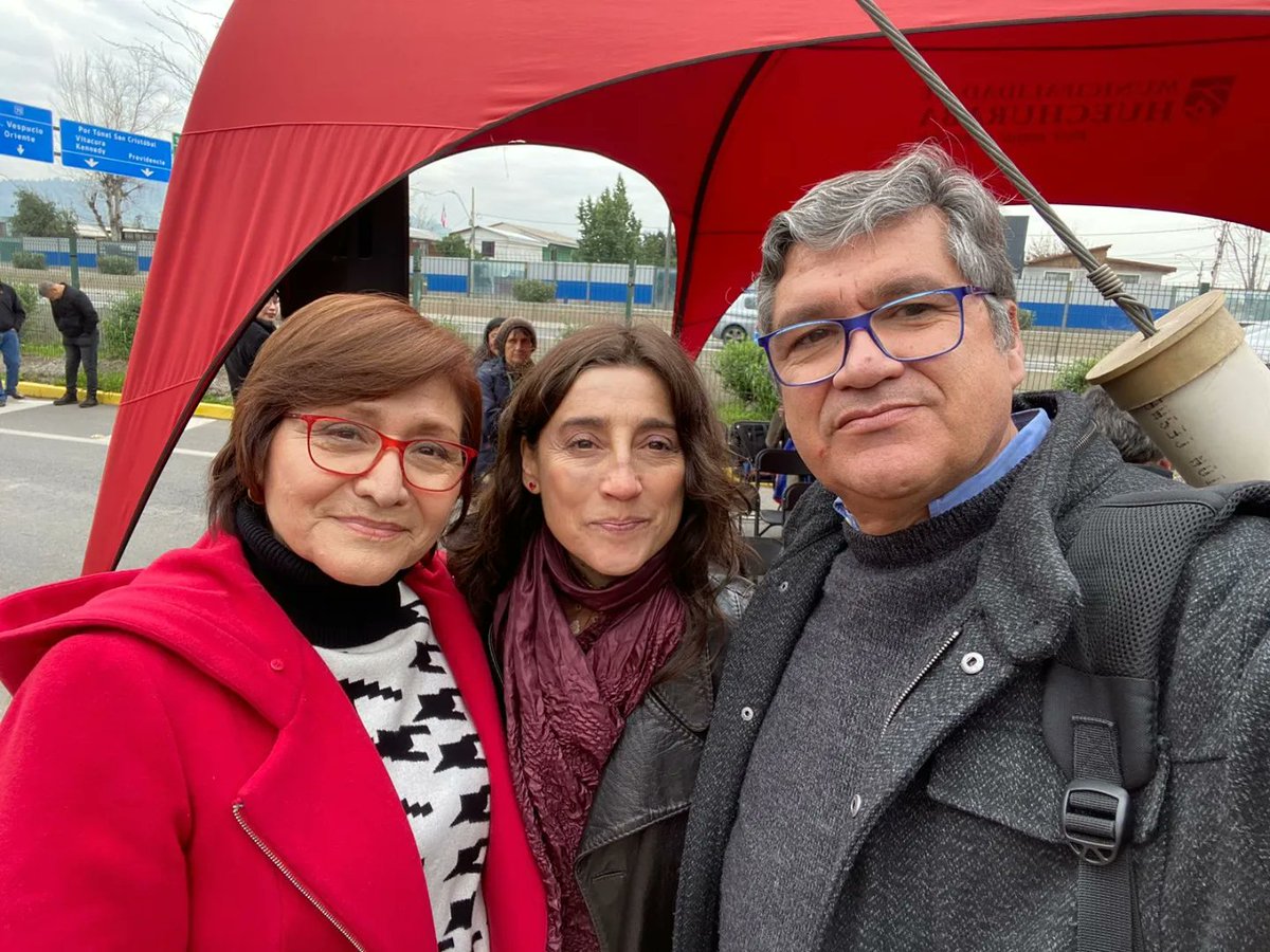 AHumanistaCL's tweet photo. Nuestro Sec. Gral @efren_osorio y la ex subsecretaria de Bienes Nacionales y vocera Humanista en materia previsional @MarilenCabrera, estuvieron en acto homenaje al periodista José Carrasco, asesinado por la dictadura.
¡Por el derecho a la comunicación y la libertad de expresión! https://t.co/riX6p7dNnR