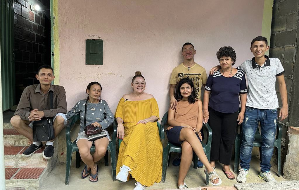 soycarime's tweet photo. ¡Familias de la semana!

No importa el asentamiento, barrio, comuna o vereda, llego a cada rincón de nuestra amada #Cúcuta. 🙌🏼

Me llena de alegría conocer familias y escuchar sus historias que me hacen ver la esencia de los cucuteños. 💜

#LuchemosPorCúcuta #ConcejoL1 #L1 https://t.co/vxpGOXl5ic