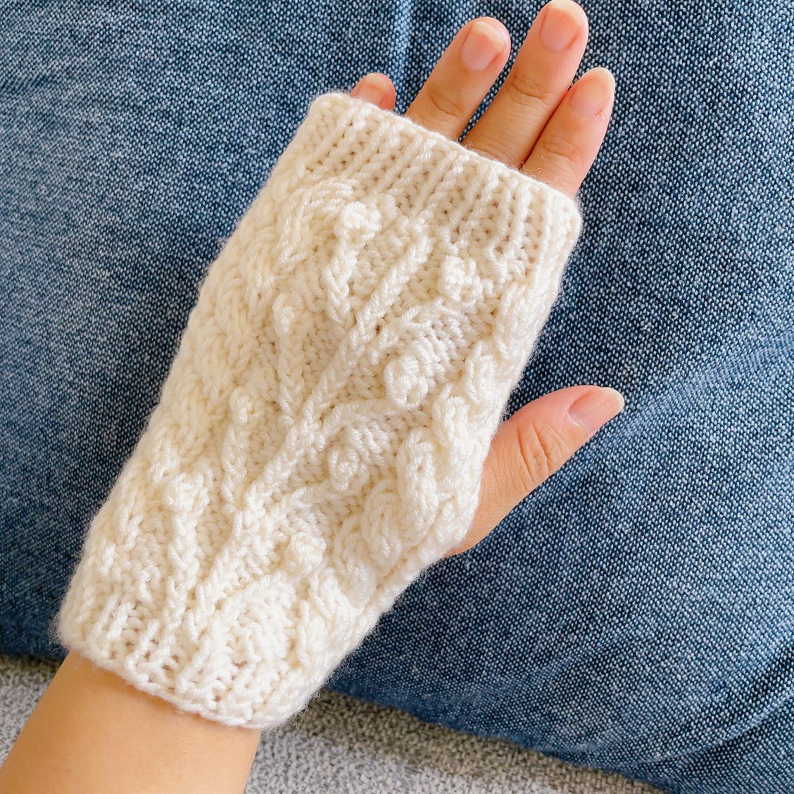 ateliermimoza's tweet photo. ようやく棒編みの初めて作品が完成！
ハマナカのハンドウォーマーで��🧤✨✨
嬉しい☺️
この冬使います！

#ハンドウォーマー #棒編み #ハマナカ https://t.co/XuVKdP7XEI