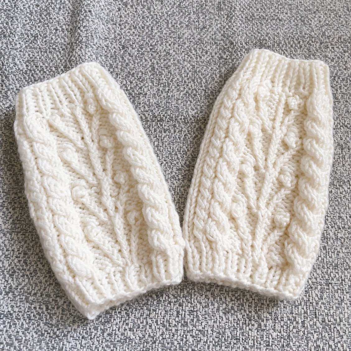 ateliermimoza's tweet photo. ようやく棒編みの初めて作品が完成！
ハマナカのハンドウォーマーで��🧤✨✨
嬉しい☺️
この冬使います！

#ハンドウォーマー #棒編み #ハマナカ https://t.co/XuVKdP7XEI