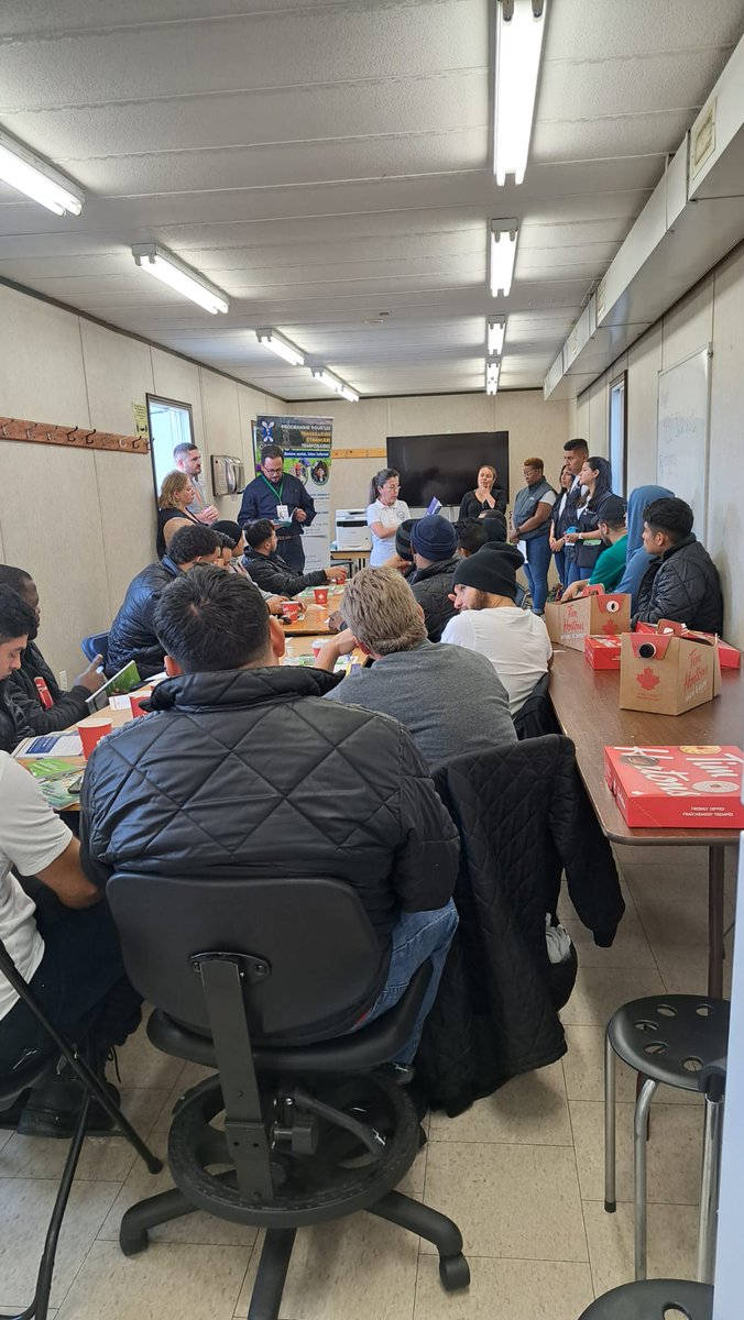 En el marco de la Semana de Derechos Laborales en #Canada, realizamos visita a la empresa #LACROIX que acoge TET extranjeros. Junto con nuestros aliados @ServiceCanada_F @ConsulMexMon, @CaflaCa @ImmigrantQuebec conversamos sobre importancia de la #ProteccionPreventiva