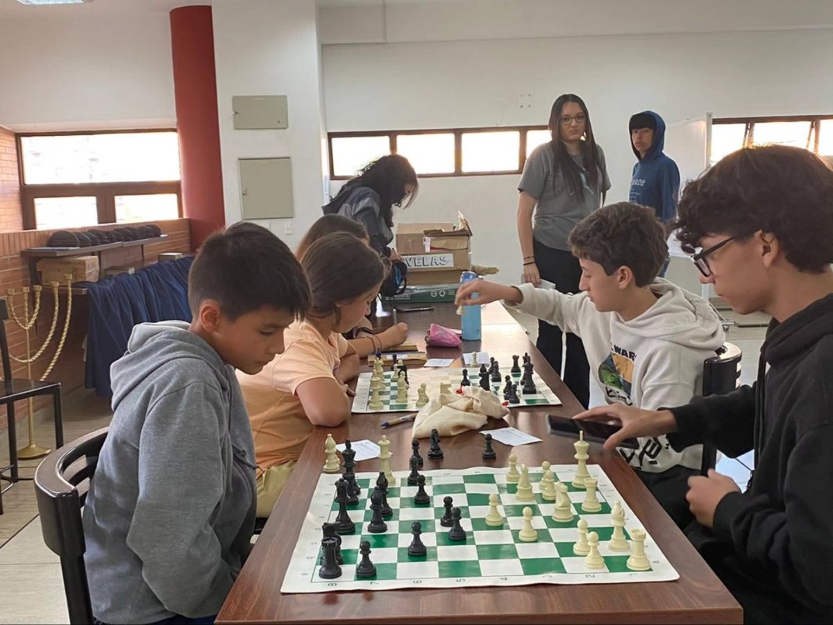 50 estudiantes y profesores de los colegios Nazaret  de Medellín y Bogotá participan en el II ENCUENTRO DE AJEDREZ NAZARET con sede en el C. Ed. Sgda Familia de Bogotá.  Torneos, aprendizaje y compartir en familia. Nos ha acompañado hoy la Maestra Adriana Salazar. <a href="/nazaretglobal/">Nazaret Global Ed</a>