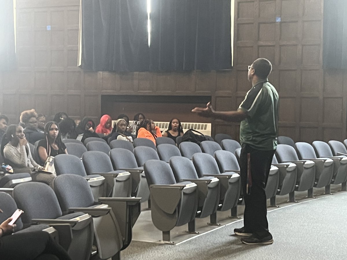 John Young from Wayne State University spoke to Seniors on Thursday about the Fall 2024 Admissions process.  Thank you for coming.  #StudentsRiseWeAllRise #CollegeReadiness @LaToyiaWebb831 @HSCounseling313 @Detroitk12