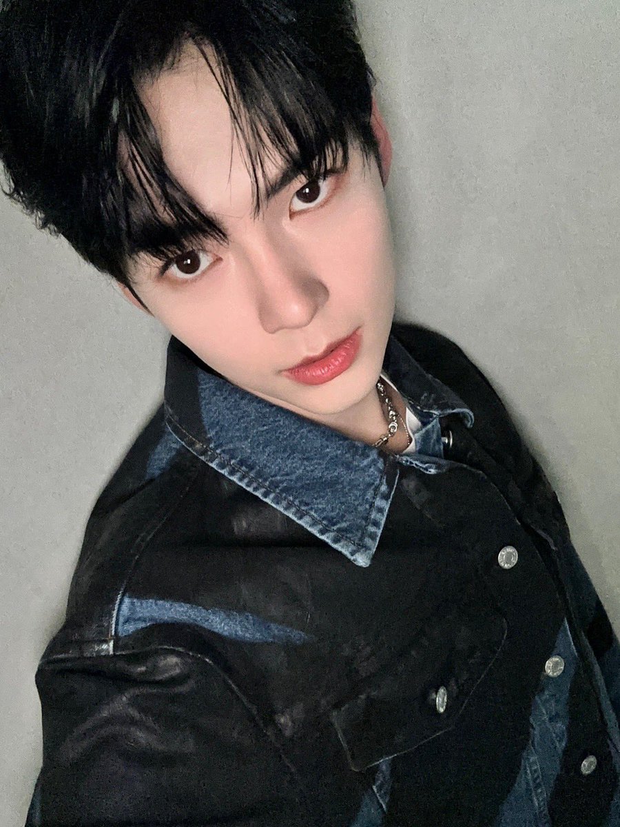 _💌

제로즈~
일요일도 같이 힘차게 보내자요!!
건강 챙길 겸 물도 많이 마셔주고!💧
오늘 날씨 너무 좋아서 놀러 가고 싶다아..
너랑 같이💙

#SUNGHANBIN #성한빈
#ZEROBASEONE #ZB1 #제로베이스원