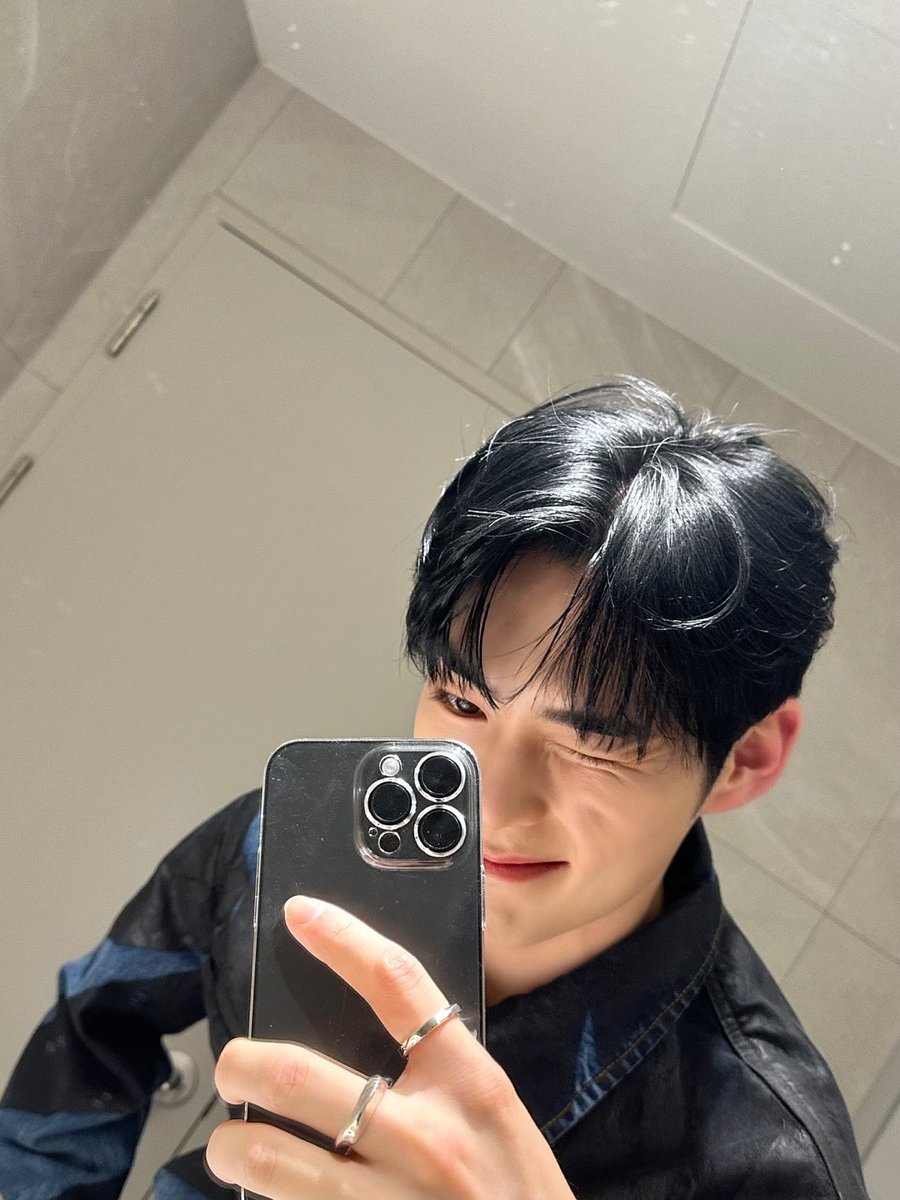 ZB1_official's tweet photo. _💌

제로즈~
일요일도 같이 힘차게 보내자요!!
건강 챙길 겸 물도 많이 마셔주고!💧
오늘 날씨 너무 좋아서 놀러 가고 싶다아..
너랑 같이💙

#SUNGHANBIN #성한빈
#ZEROBASEONE #ZB1 #제로베이스원 https://t.co/LYaG9s8cVc