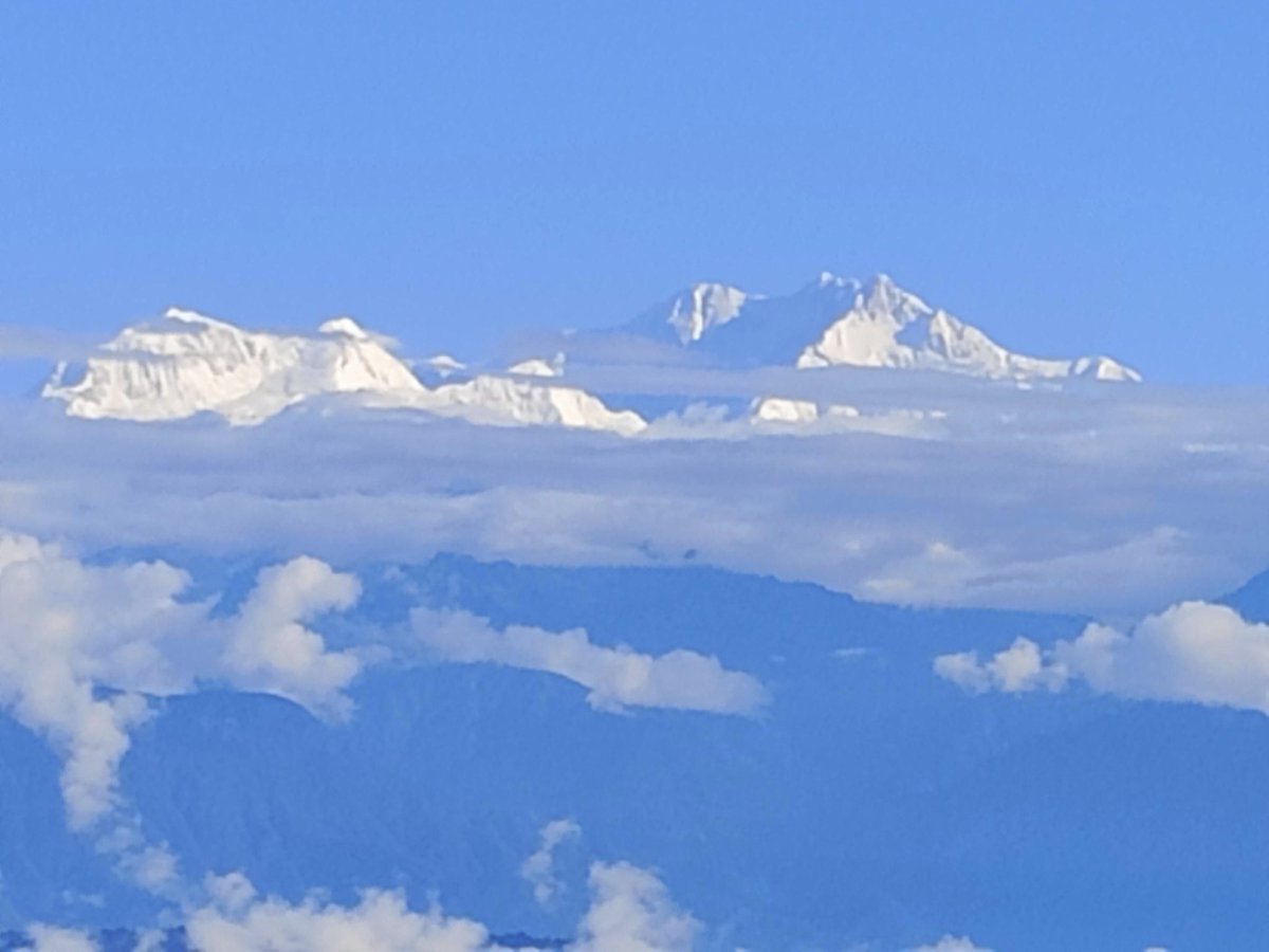 avinash_barwal's tweet photo. Morning view of Mighty Kanchunjanga. https://t.co/aAIpUbeNZX