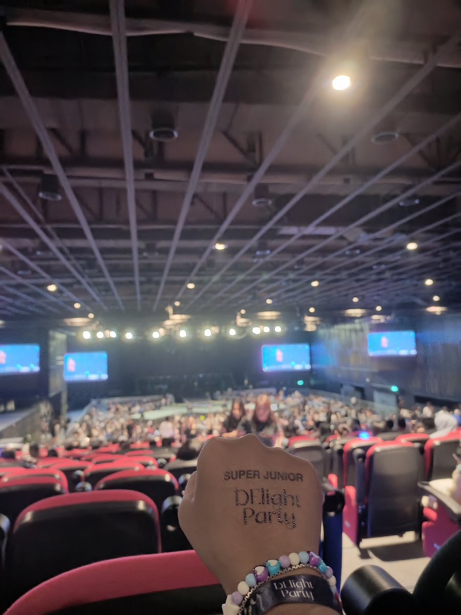 sapphireSaf's tweet photo. 어예 ~ 귀여운 악세사리 by
@c4k0o @cloudygaemgyu 

예쁜 wristband by
@kpop_canary @hyukJcotton1299

#DElight_Party_inKL https://t.co/yEURSnl0NI