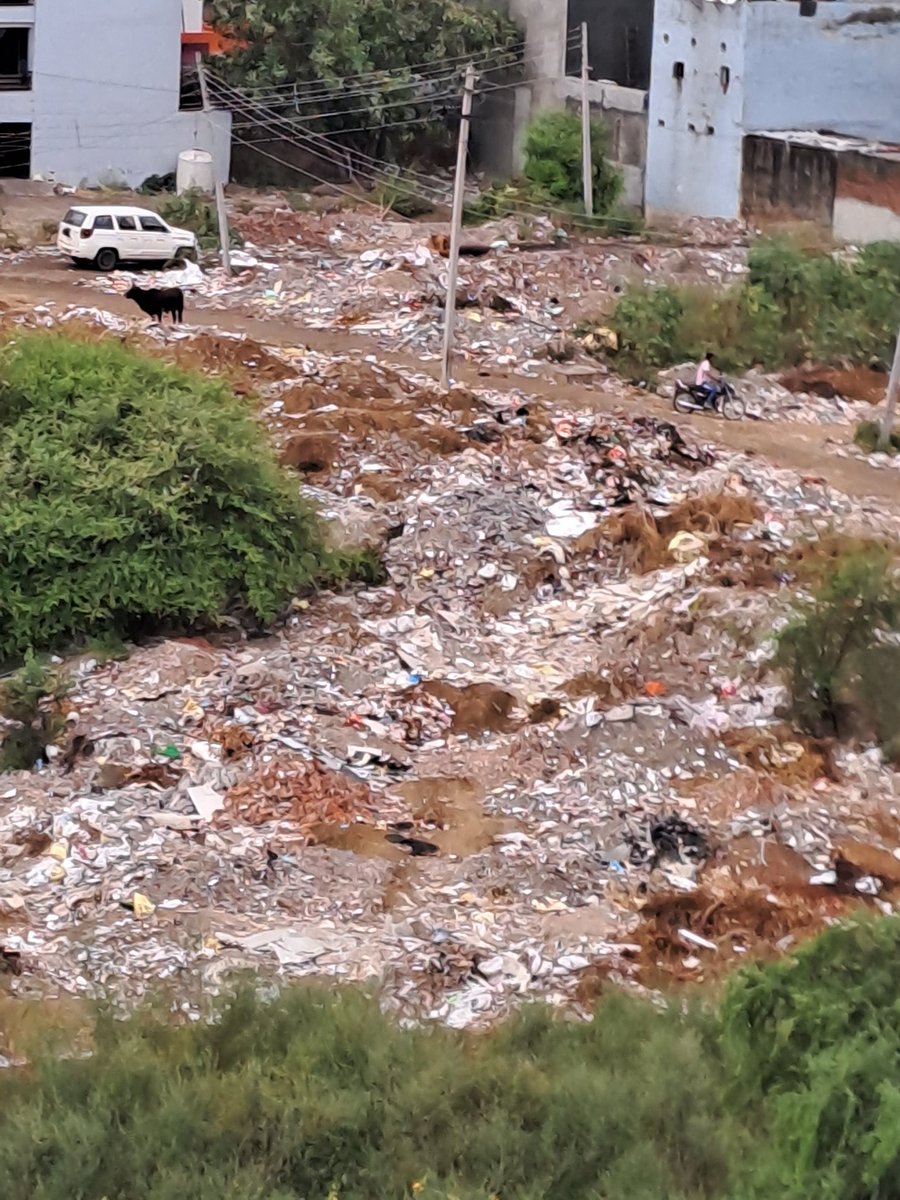 SunilGa16095109's tweet photo. @MunCorpGurugram Sir kisi din sector-52 plot no.290 to 355 par aa kar dekho  swachta ka haal dekhne ko mil jae ga jaha road pe malba park ki land pe malba plots mei kuda or malba ke Pahad Jo road abhi 5 month pahle bani thii vo aaj malba ke niche dabb gai 
Road ki development ka sara money 0 https://t.co/ZuHXvyDwsy