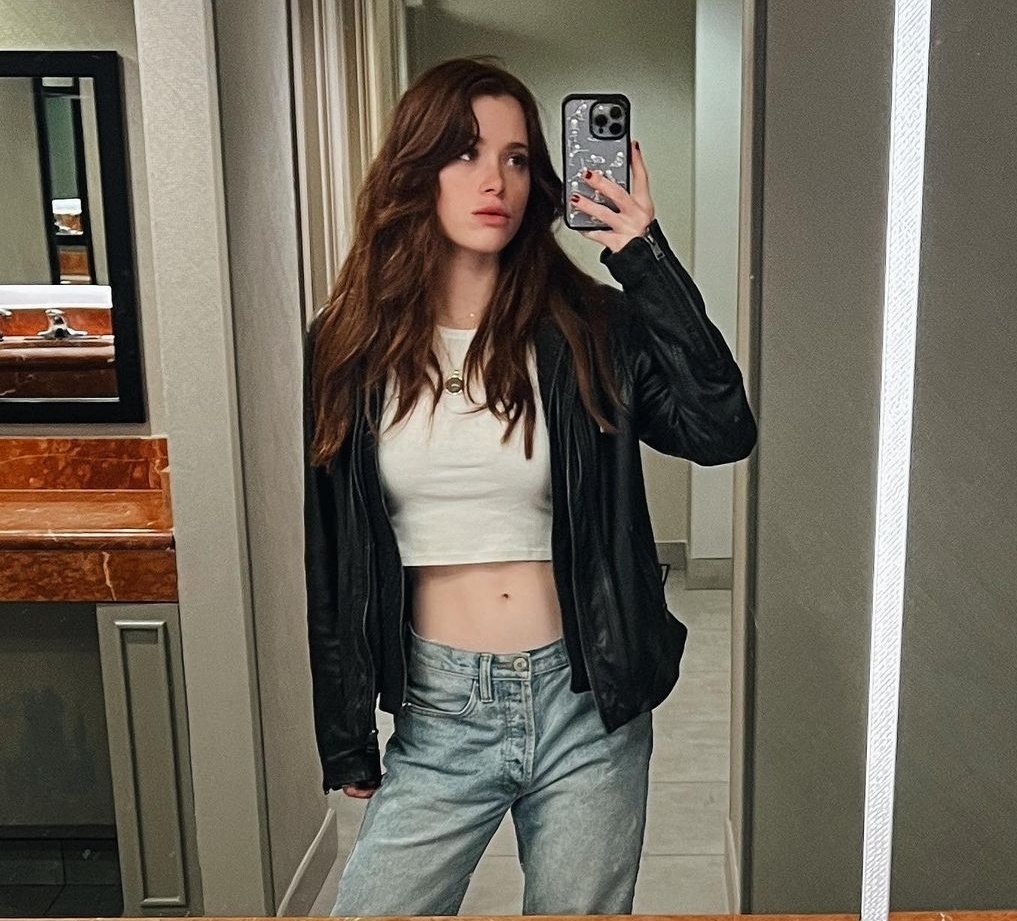 ⠀⠀⠀⠀⠀⠀⠀⠀⠀⠀

               ทำไมเวลาถ่ายกับกระจก
              ถึงดูดีขึ้นเป็นสองเท่ากันนะ.

⠀⠀⠀⠀⠀⠀⠀⠀