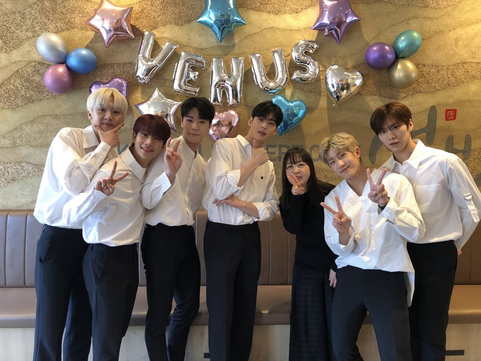 Astro_EW330's tweet photo. 190413 #ASTRO 🇯🇵 FM Yokohama「Radio HITS 📻 」
[Eng Sub]
▶️https://t.co/boS1OL6Pxs
DJ: They're all really nice people. There were all sorts of people around me, but they're the kind of people who cared enough to talk to me 🌟💜
#아스트로 #진진 #엠제이 #차은우 #문빈 #라키 #윤산하 https://t.co/yuV4ZU6Gbq