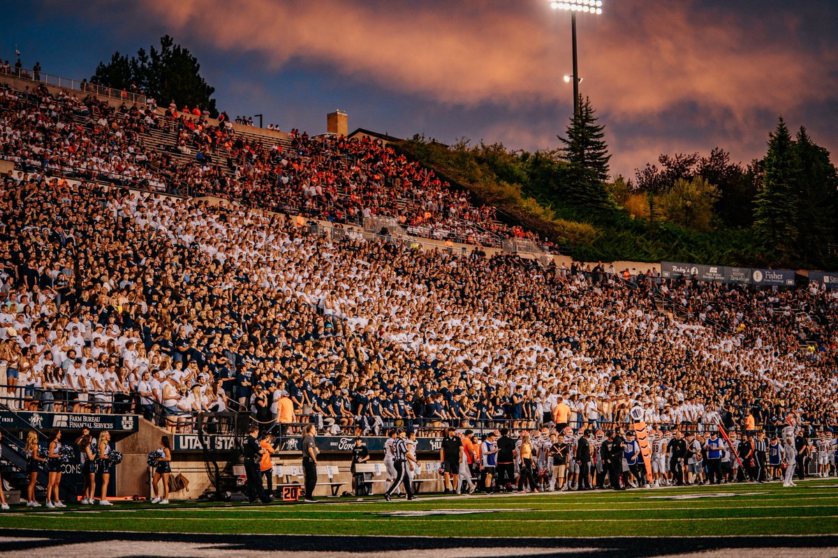 USUFootball's tweet photo. Now that’s a Cache Valley sunset 😍

#AggiesAllTheWay https://t.co/ByZlpLy5sK
