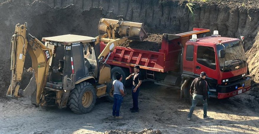 radio10ec's tweet photo. (((🔴))) #Actualidad | La @PoliciaEcuador informa que cinco personas fueron detenidas en Catamayo, #Loja durante un operativo contra actividades mineras ilegales. 

Se incautaron: 1 excavadora, 3 volquetas y demás indicios. https://t.co/etWTzQKQUy