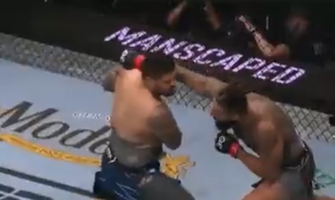LudisCharta's tweet image. Justin Tafa vs Austen Lane up next.

These two met at #UFCJacksonville where Lane caught Tafa with one of the nastiest eye pokes I’ve seen. Both men are going to come in throwing bombs. Don’t blink!

Saw something and paused clip. Lane over extends, watch for Tafa to duck a over