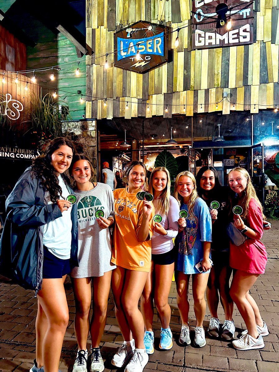 A photo dump from a fun night in Gatlinburg🤍💙 #beintentional