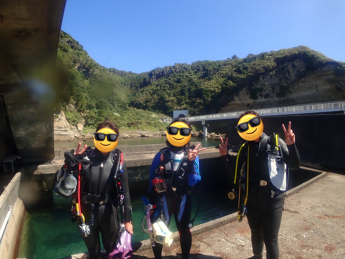 izustart_180807's tweet photo. 伊豆は溶岩が固まって出来た地形なので、柱状節理やごつごつゴロゴロした印象
勝浦は陸上も海中もミルフィーユのような正に地層って感じで、大地の隆起や沈降によって出来たのだと分かる
柔らかい層が削られて横縞のクレパス状になっていてそこが漁礁になってる
面白いな
#爆笑ダイビング
#DIVETODAY https://t.co/ti3KWP7Y3W