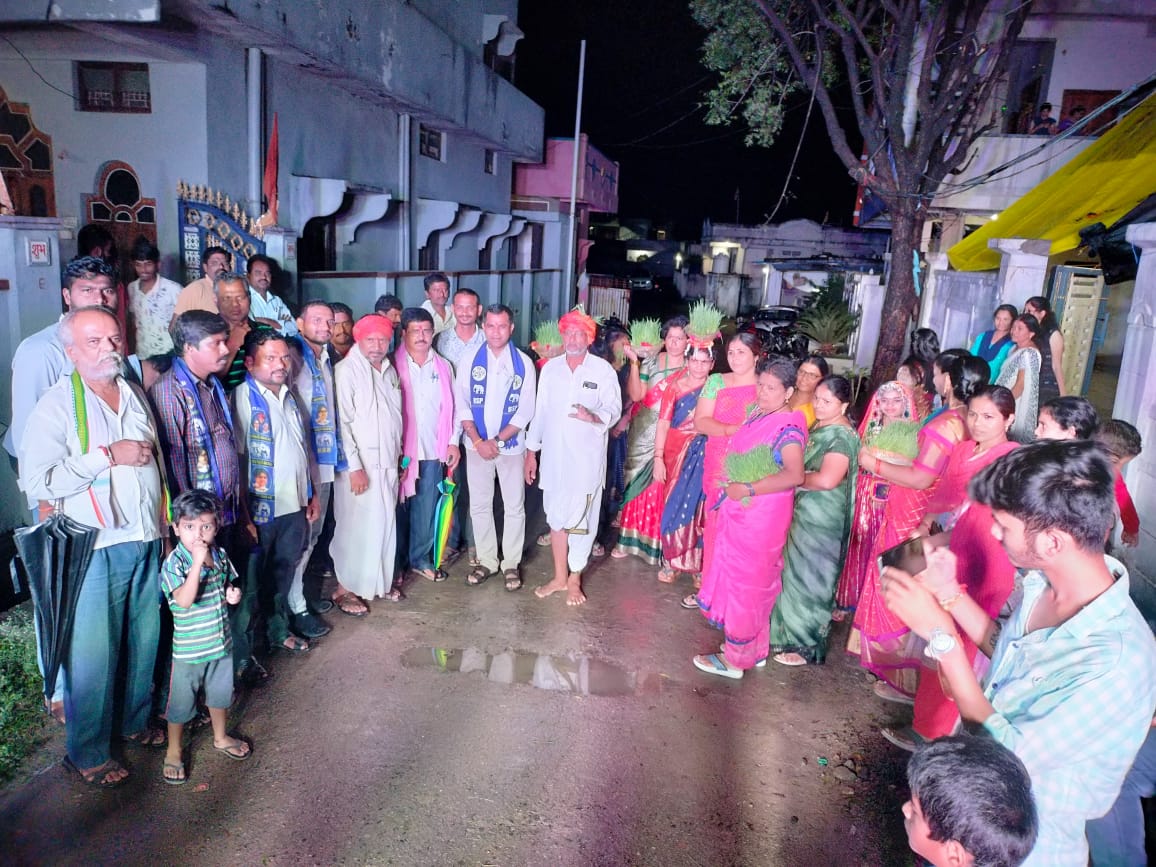 BSP4KPR's tweet photo. జన్నారం మండల కేంద్రంలో ఘనంగా జరిగిన తీజ్ వేడుకల్లో పాల్గొన్న బీఎస్పీ ఖానాపూర్ నియోజకవర్గ ఇంచార్జి బన్సిలాల్ రాథోడ్ గారితో పాటు @BSP4KPR నియోజకవర్గ నాయకులు.
@RSPraveenSwaero @BansilalRatod @BSP4Telangana
@BITCELL_BSP @RSPGIRIJANASENA @Rajkukkarikari https://t.co/VY4ItqIuv2