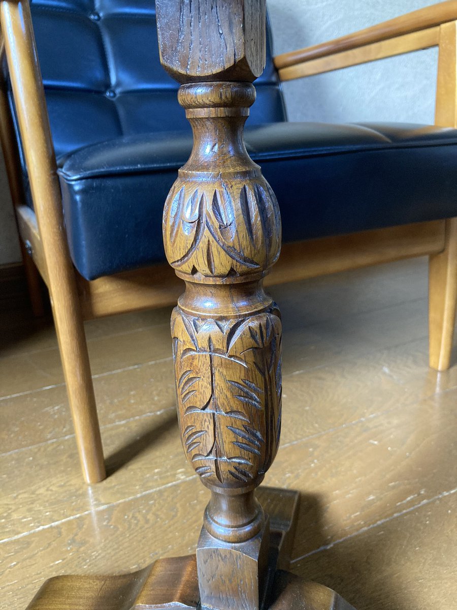 I went to an antique store, I wanted a side table for my sofa, and I found a nice wine table from England, it's not that old, but it’s nice.

#英語日記
#EnglishAntiques