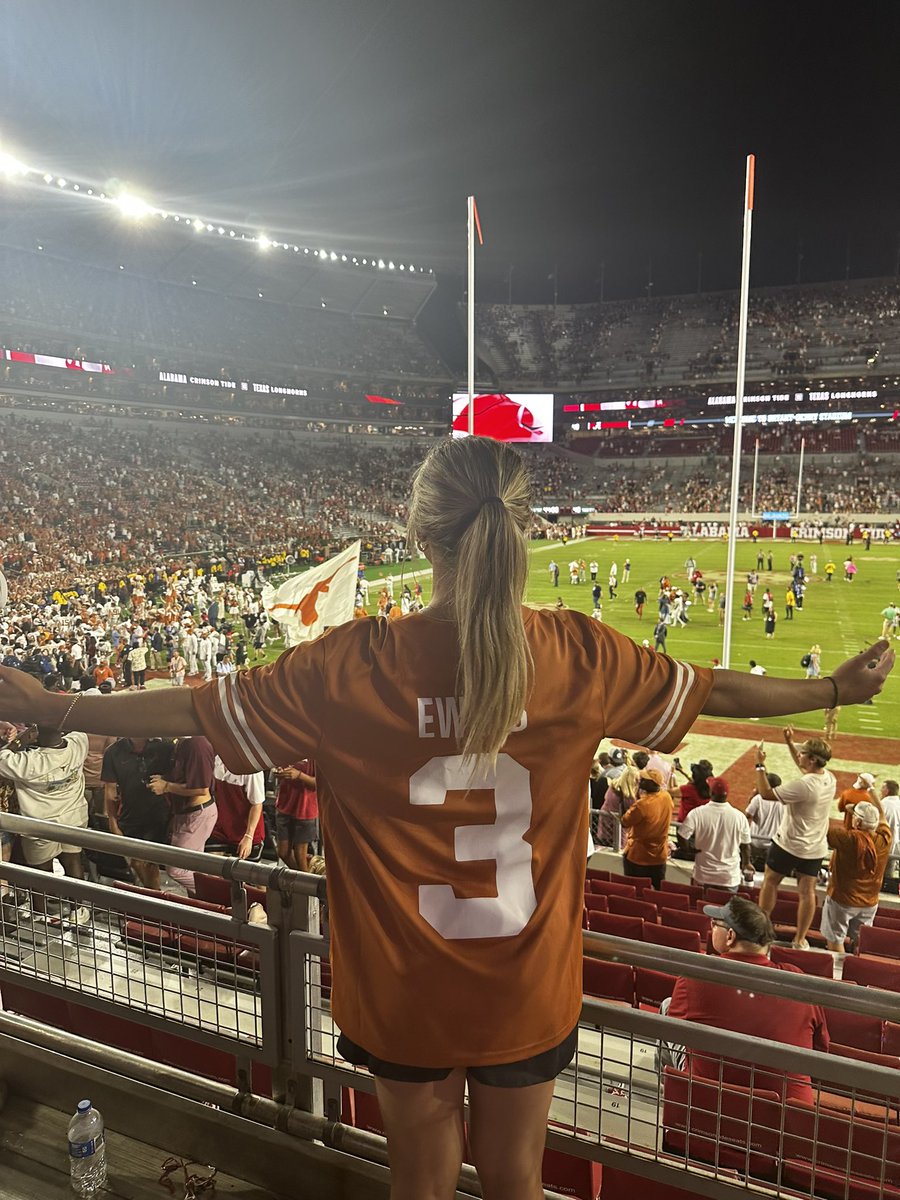 laurencowling's tweet photo. Bama fans were right, I love Tuscaloosa at night. 🤘

Rolled tide. https://t.co/CrQae3RM9K