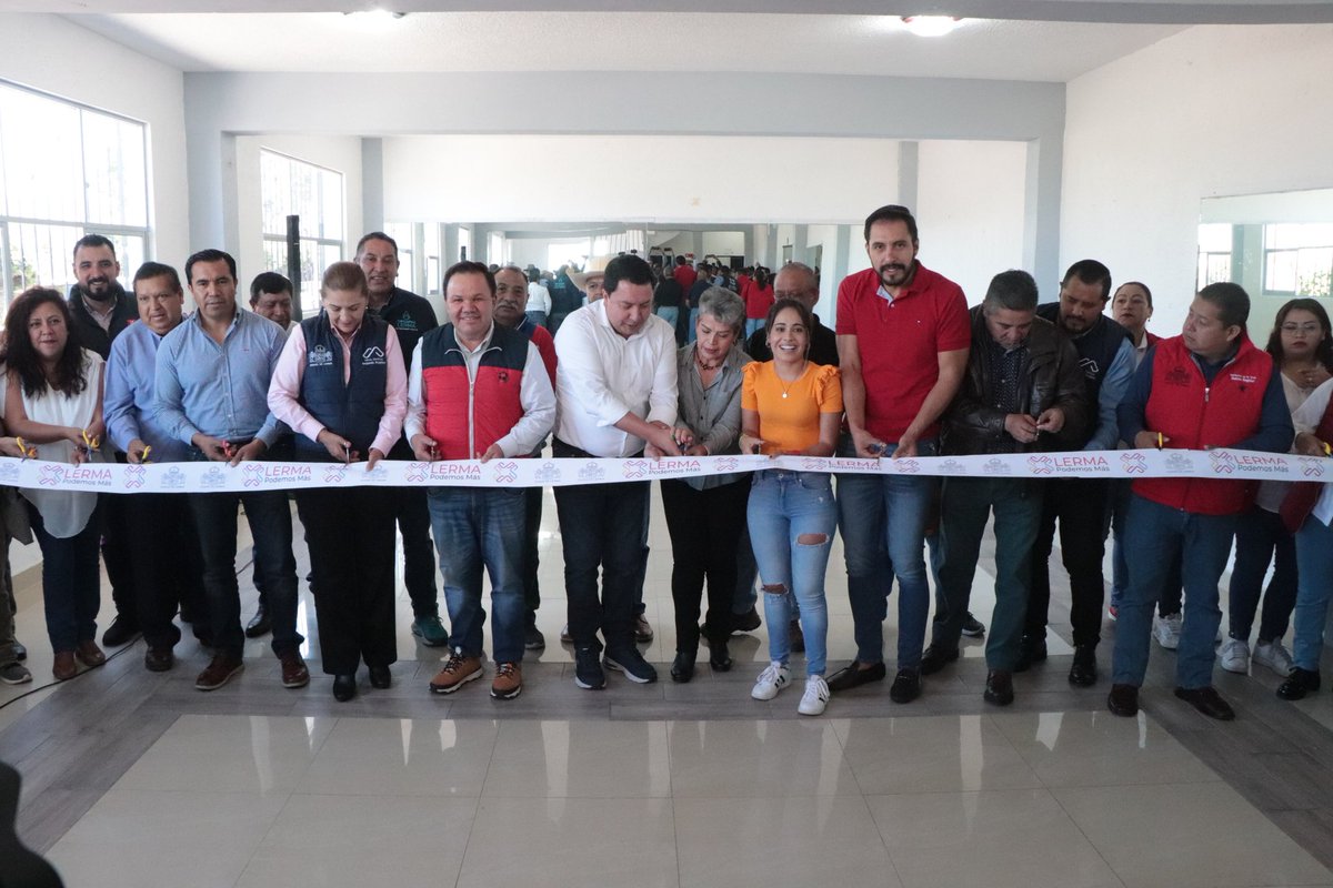 LermaMex's tweet photo. Con gran entusiasmo y en compañía de vecinas y vecinos de las colonias de Infonavit y Auris y del diputado local @jaimejuntos, hoy el presidente municipal @miguelarponce  hizo entrega de obras públicas para el bien de  todas y todos.
Juntos hacemos #MásPorLerma https://t.co/OAXDtbWIvW