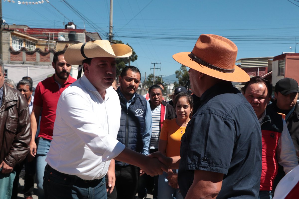 LermaMex's tweet photo. Con gran entusiasmo y en compañía de vecinas y vecinos de las colonias de Infonavit y Auris y del diputado local @jaimejuntos, hoy el presidente municipal @miguelarponce  hizo entrega de obras públicas para el bien de  todas y todos.
Juntos hacemos #MásPorLerma https://t.co/OAXDtbWIvW