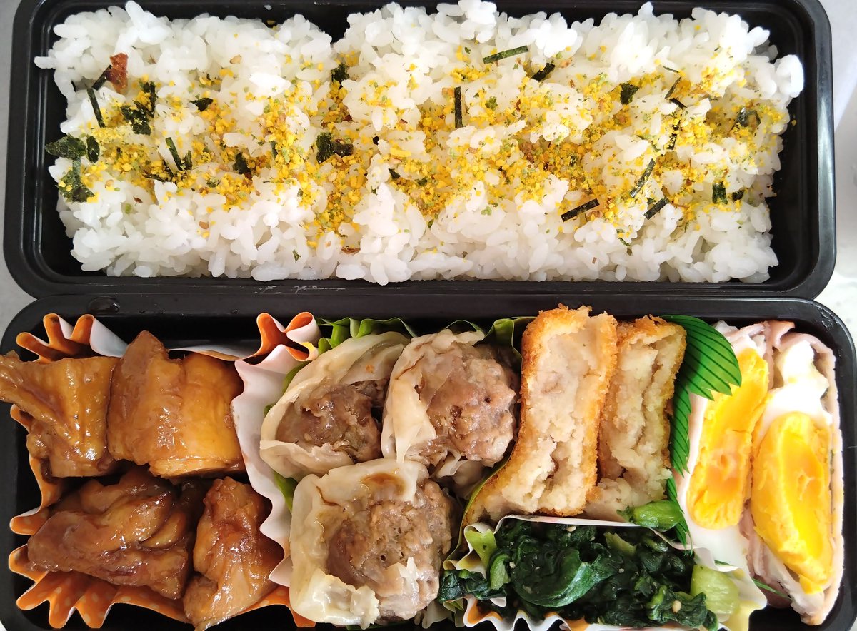 lunastyle2007's tweet photo. 今日のお弁当🍱

🌟ふりかけごはん
🌟てりやきチキン
🌟焼売
🌟コロッケ
🌟チンゲン菜ナムル
🌟ハムたまご

#お弁当 #ランチ #てりやきチキン #焼売 https://t.co/2uzILgVWu5