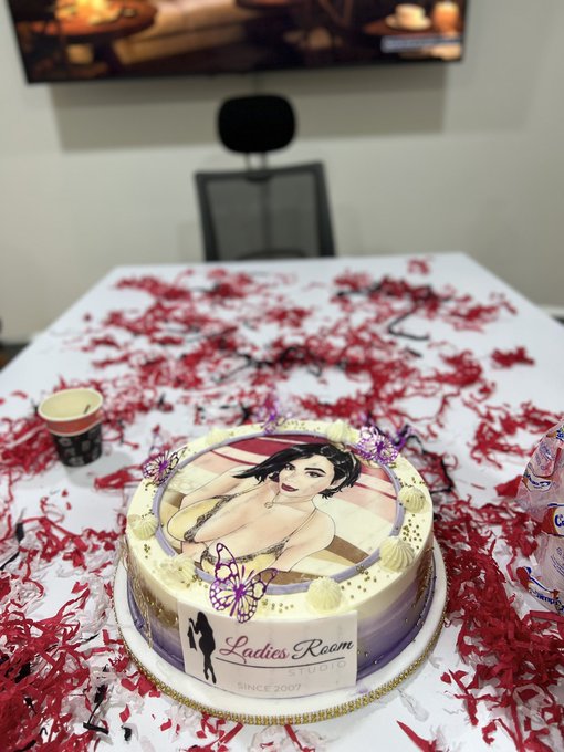 Hoy me cantaron el cumple de nuevo ❤️ https://t.co/CVUqiEtg9W<a href="/tag/desnuda"class="tags"><span>#desnuda</span></a>