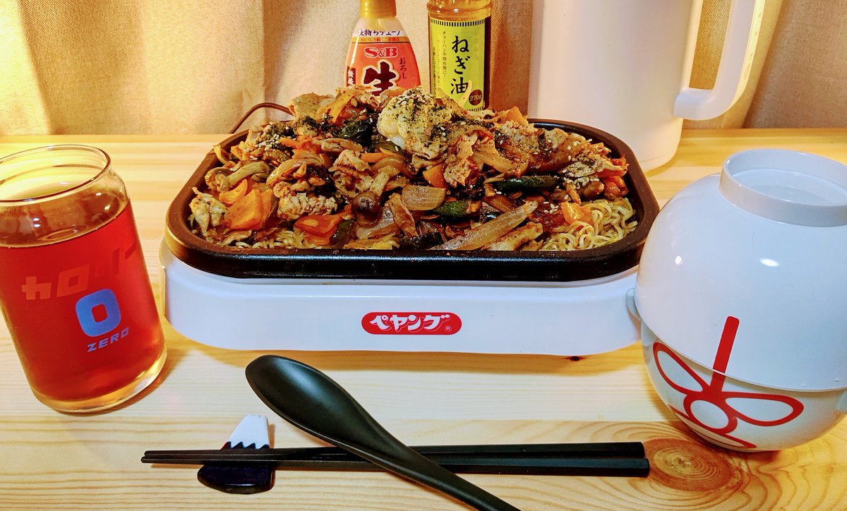 JoyVivalonen's tweet photo. ライソンの焼きペヤングメーカーで、ヤサイマシスタミナニンニク焼きそばを作った
ヤサイマシだからカロリーはゼロのはず。

2回困って感嘆するくらい美味かった。
#KDEG001W
#HACRCIH01WH
#RSY2
#SAN2423
#SAN4250 https://t.co/n3HXXHXWX3