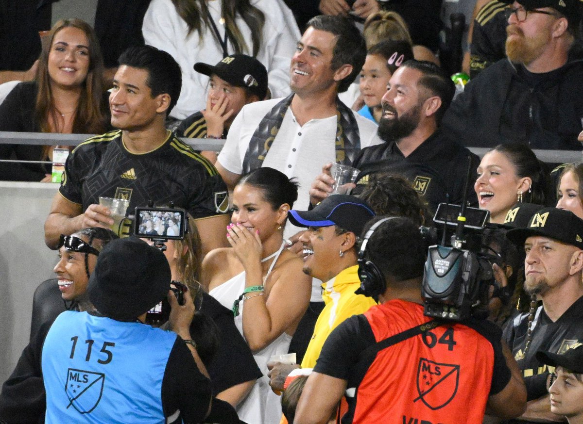 SGomezNewsCOMs's tweet photo. Selena Gomez at the Los Angeles FC vs. Inter Miami CF game. #InterMiamiCF    #LAFCMIA #LAFC https://t.co/vjNQlJoGgf