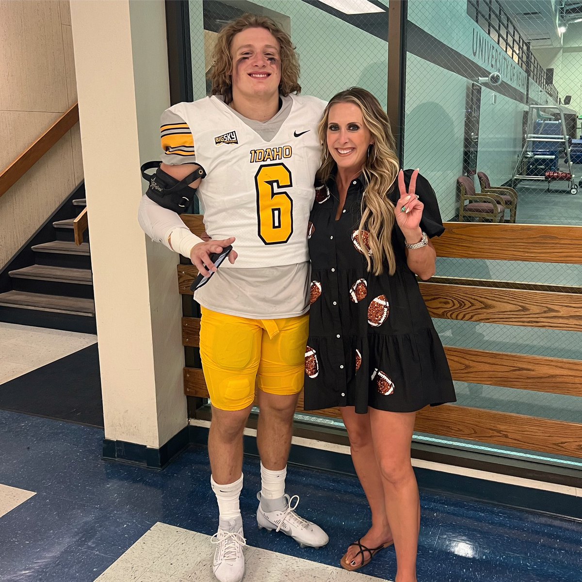 BeautyBabesBall's tweet photo. Proud Mama!!! Vandals WIN!!!!πππ€π¦πΌ#οΈβ£6οΈβ£βπΌ'sβ¬οΈ
#footballmom #jaxtonjay #win #gameday #govandals #firedup #footballfamily #letsgo @jaxtonjay https://t.co/HjBHy8XPdC