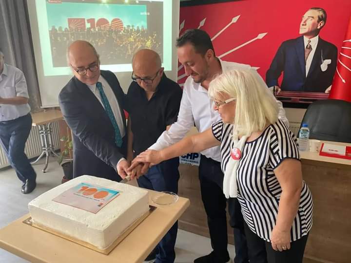 chpispartail's tweet photo. Cumhuriyet Halk Partisi  100. Yılı etkinlikleri kapsamında , partililerimizle birlikte Atatürk Anıtı’na çelenk bırakıldı. Ardından, İl Başkanlığı binasında Parti Eğitmenimiz Dr. Önder Öztürk tarafından verilen ”Kuruluşundan Günümüze CHP Tarihi” konulu sunum yapıldı.
#CHPIsparta https://t.co/dOJipANheM