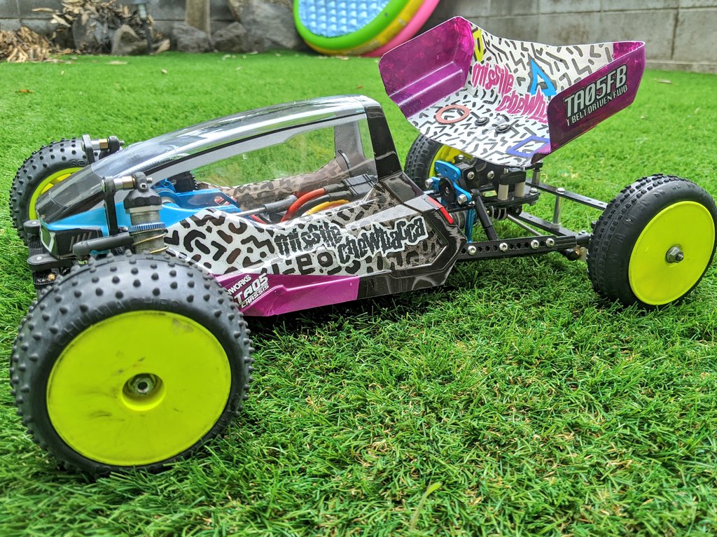 shoes_rc's tweet photo. #TA05FB 庭に立つ!
ドライバー人形は未完成だけど😅
#FFBuggy https://t.co/3NTmwp978n