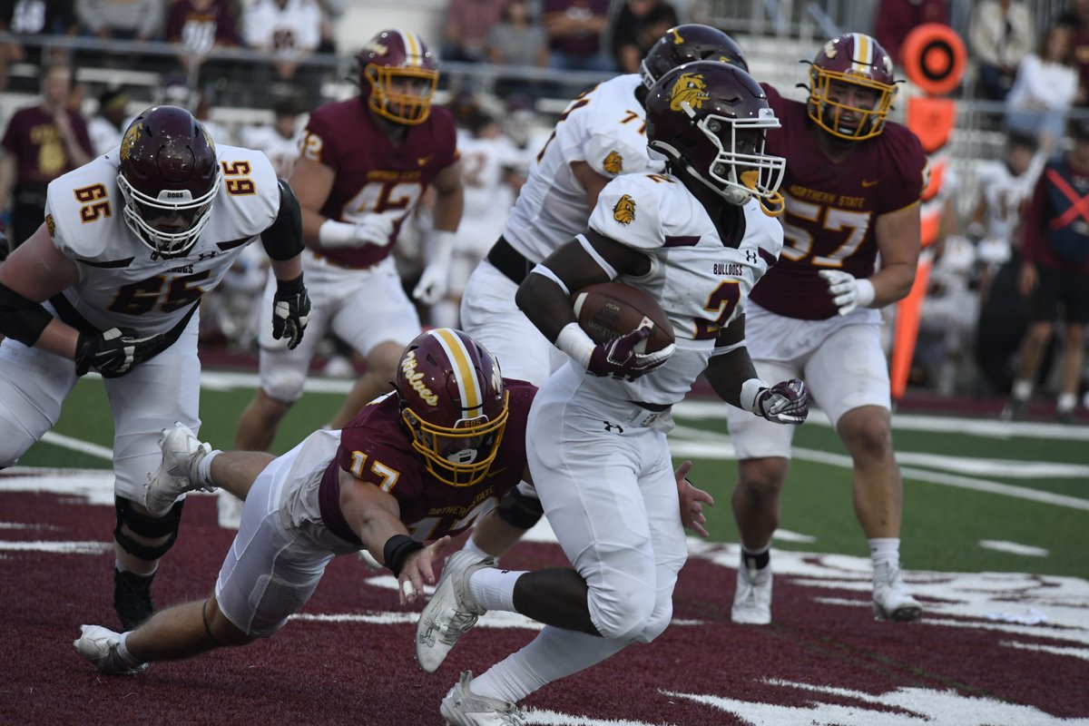 .<a href="/UMD_Football/">UMD Football</a> Defeats Northern State 41-21 in Aberdeen to Improve to 2-0

Recap: umdbulldogs.com/news/2023/9/9/…