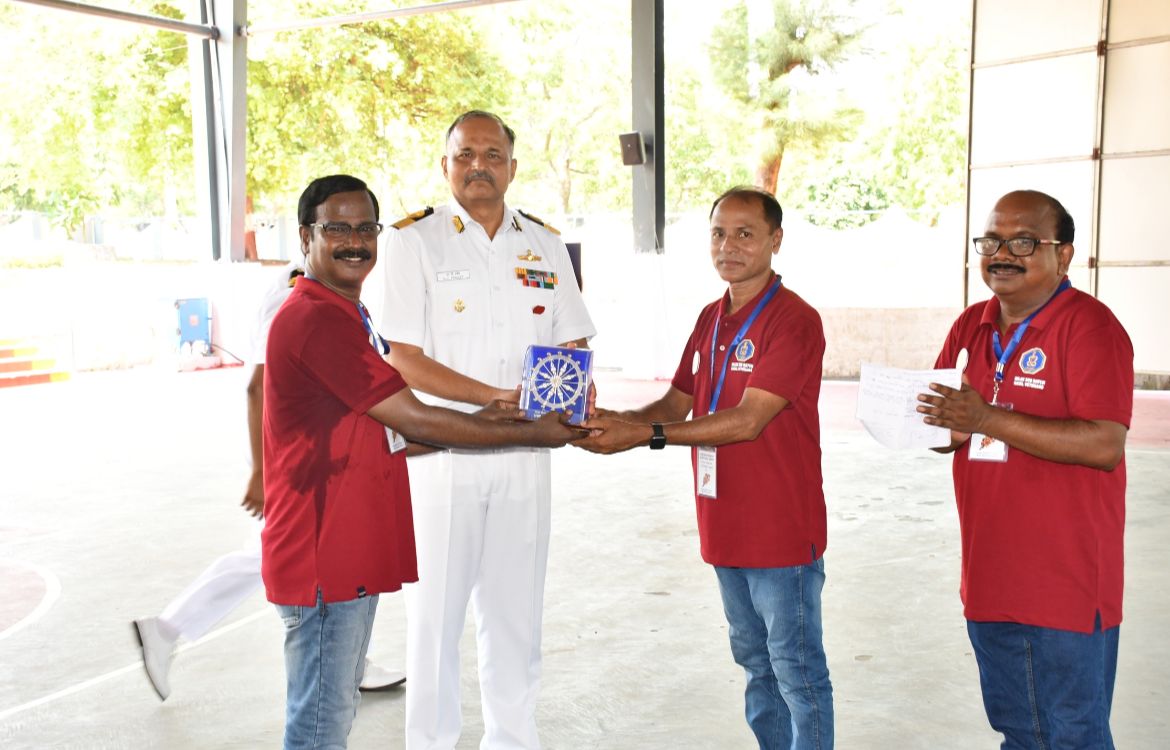 IN_Chilka's tweet photo. Honouring the Alma-mater, the
Veteran sailors of batch 03/88 from INS Chilka paid a special visit today! 🤝 Sharing their inspiring stories and experiences with the Agniveer trainees, and guiding the way forward. 🚢👏 🙌 #INSChilka #VeteranSailors https://t.co/jLXiGkmAr0