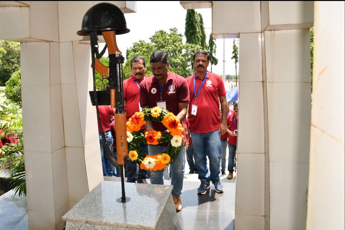 IN_Chilka's tweet photo. Honouring the Alma-mater, the
Veteran sailors of batch 03/88 from INS Chilka paid a special visit today! 🤝 Sharing their inspiring stories and experiences with the Agniveer trainees, and guiding the way forward. 🚢👏 🙌 #INSChilka #VeteranSailors https://t.co/jLXiGkmAr0