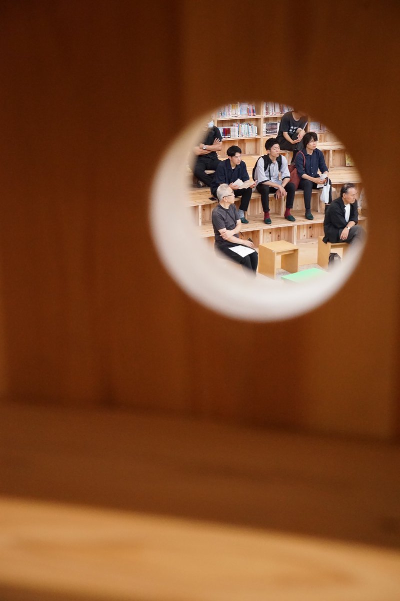 architetsure's tweet photo. 学び舎 ゆめの森の内覧会へ
こども園と義務教育と保育が一体となった0〜15歳が遊び学ぶ。
登ったり、かがんだり、見下ろしたりと身体的に遊べる場所や、可動家具や遊具もたくさん。
この施設内の自由な教育システムで育った子供達と15年後に出会うと、どんな人なんだろうと。
友達になれるかな。 https://t.co/lvyByhdCSB
