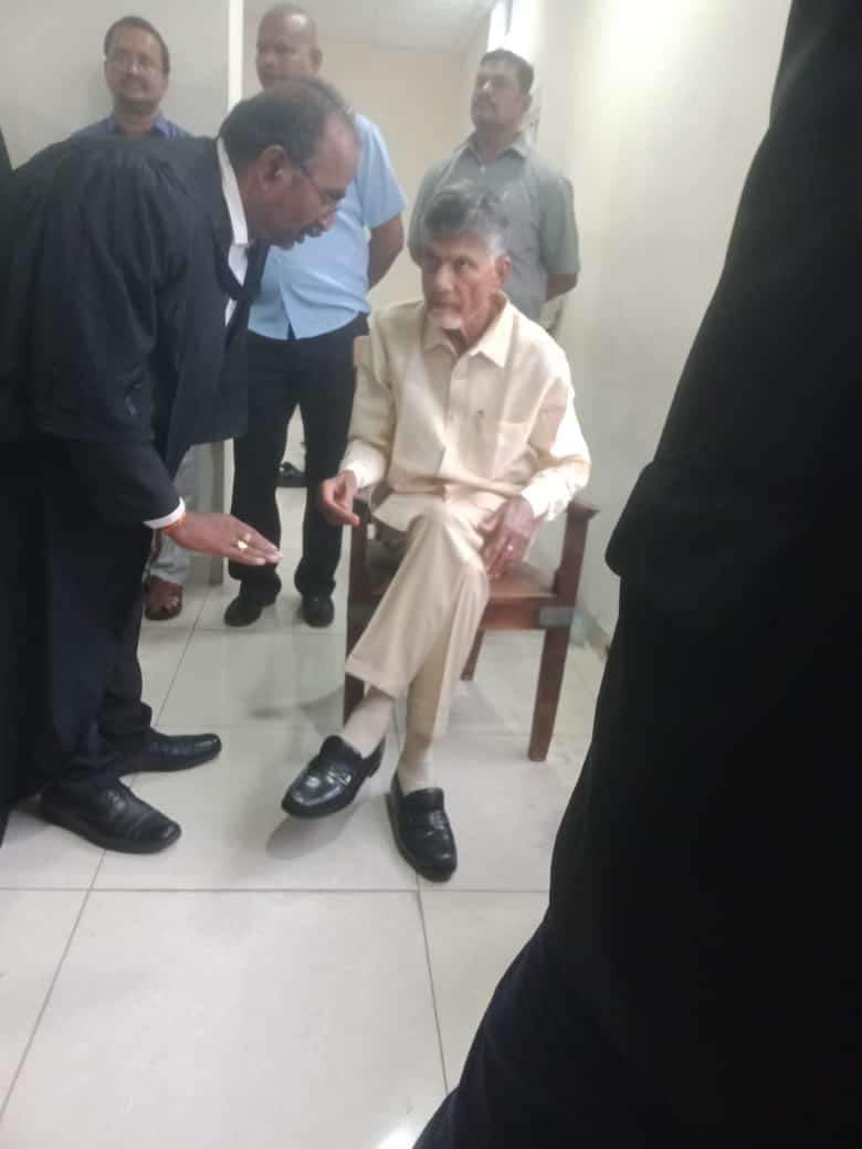 DevineniUma's tweet photo. కోర్టులో @ncbn
#WeWillStandWithCBNSir https://t.co/YbmazLcbIJ