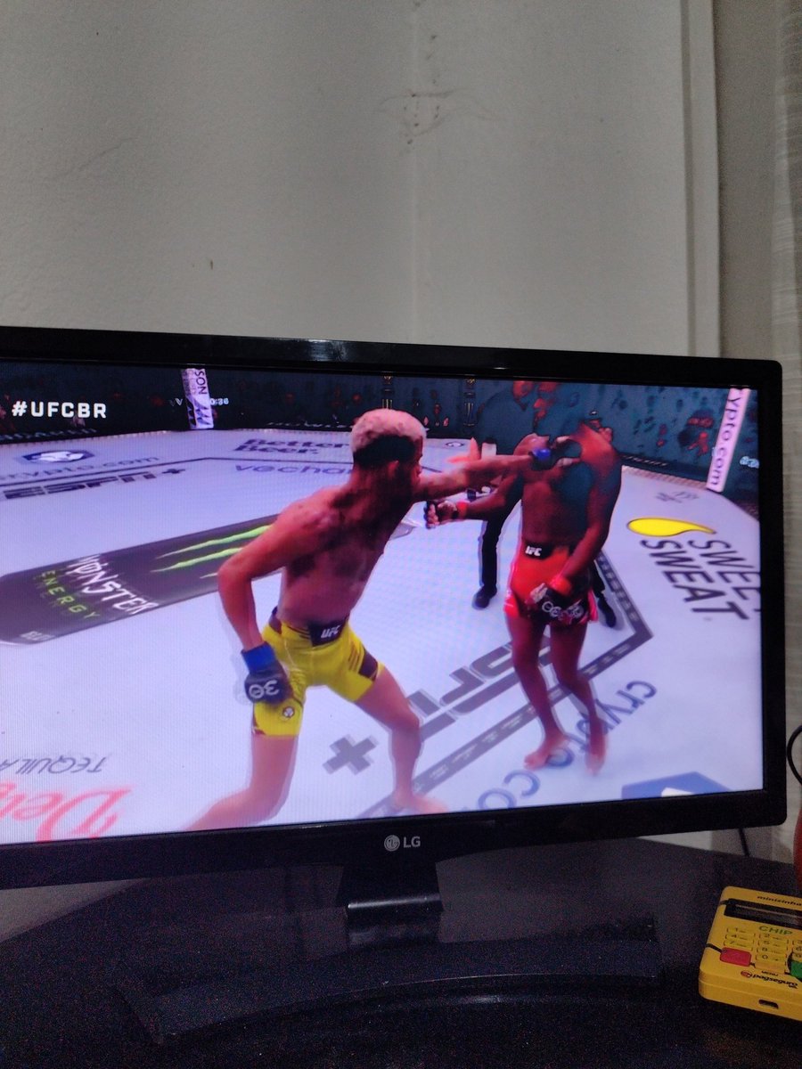 andrestevanin's tweet photo. Bora Brasil #UFCBR https://t.co/55ReepjlWn