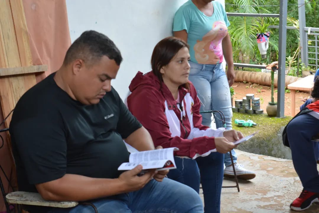 En el día de hoy se realizó la Reunión de la Estructura Valencia para coordinar fechas de círculos de estudios y plan de trabajo en el municipio Valencia y con la presencia de nuestra diputada Nacional <a href="/JulianaRuizCBB/">Juliana Ruiz</a> 

#EjemploDeLucha
#NicolasMaduro