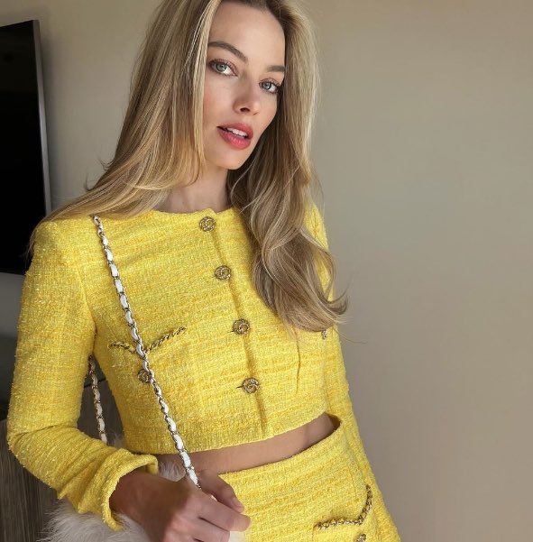 quinzelisms's tweet photo. She’s been liking the yellow, https://t.co/UeP0x6r1Ce