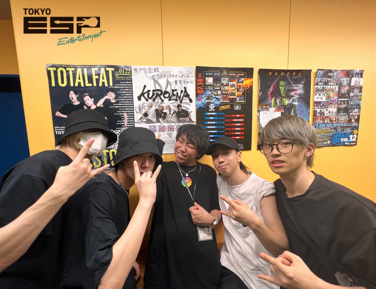 esp_t_artist's tweet photo. #ESPエンタテインメント東京 
ドラムコースの卒業生(右から2番目)が所属するバンド
KUROENA(@kuroena_band )の皆さんが遊びにきてくれました‼️

校内に掲示していたポスターには、メンバー全員のサインが…⁉️

ぜひポスターを見つけたら
SNSをチェック✅してくださいね✨ https://t.co/80x1K9vyj2