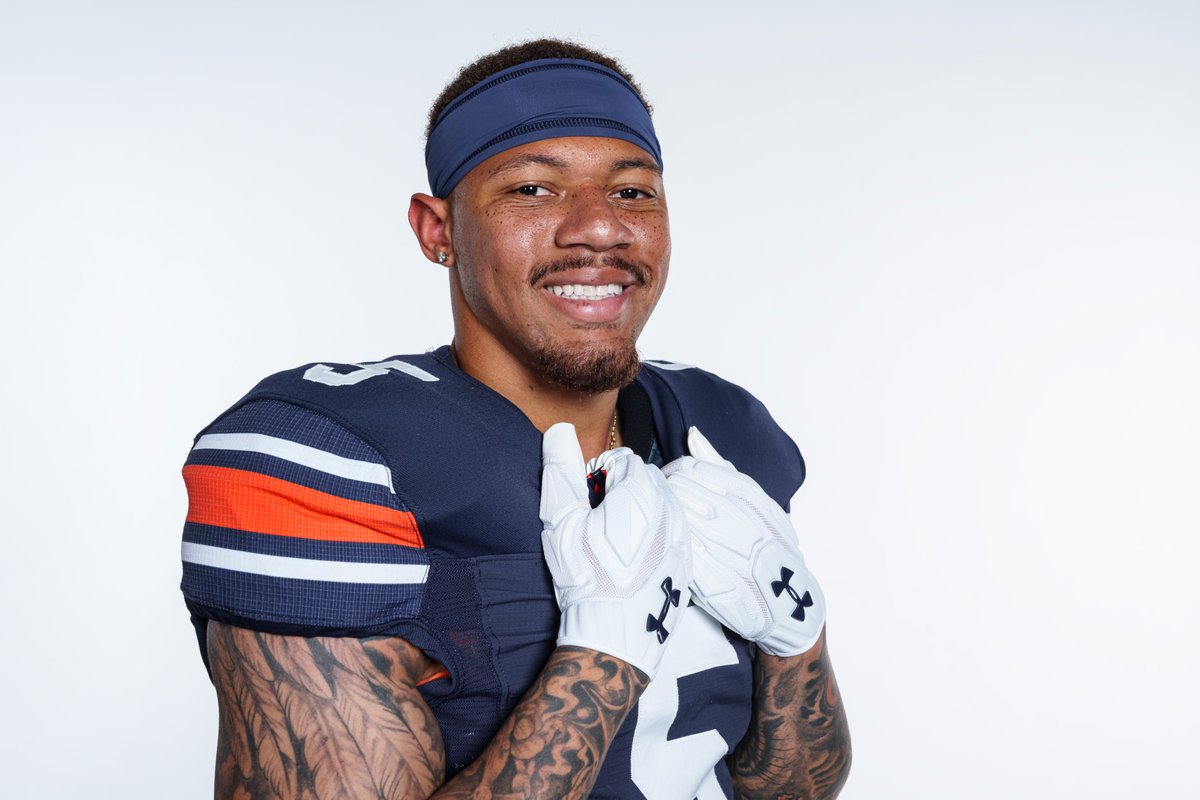AuburnFootball's tweet photo. FUMBLE. AUBURN BALL.

Thanks to this guy, @SosaKaufman 😄 https://t.co/nJvLsdB66K