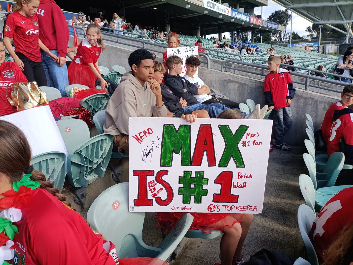 EatSleepFutBall's tweet photo. The @MelvilleUnited hordes are out in force!
#ForAzza #WestSideRedSide #UpTheUnicorns #GoSupportYourLocalTeam #NoSuchThingAsTooMuchFootball #ChathamCup100 #MELvCCU https://t.co/zjUVJij619