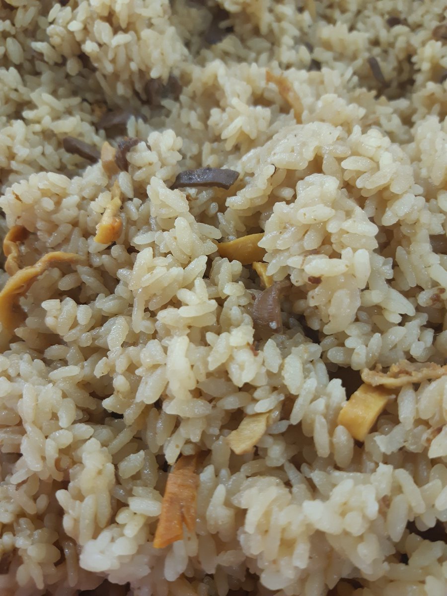 ほや弁　｢ほや酔明入り炊き込みご飯｣

宮城県産ひとめぼれに　ほやの旨味　風味がしっかり染み込んでいます。

おつまみ弁当なので、おかずは多目ですが、ご飯は少な目です。

もっと食べたい😋というお客様、おにぎり(ボン･リー宮城様製造)とセットでいかがでしょう。

#ほや弁　#ほや酔明おにぎり