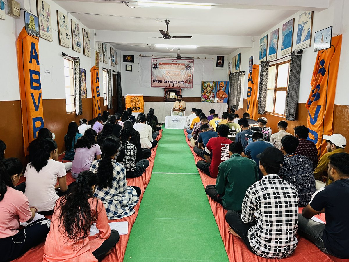abvp4solan's tweet photo. अखिल भारतीय विद्यार्थी परिषद जिला सोलन के दो दिवसीय जिला अभ्यास वर्ग में “एक इकाई  व परिसर सक्रियता  " सत्र का संचालन करते हुए  सोलन ज़िला संगठन मंत्री  बलवीर ठुकराल जी https://t.co/Ysfv9rQksv