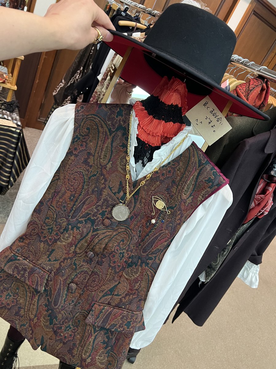 chantiru_am's tweet photo. 豪華な付け襟をメンズライクに合わせるのが最近好き！
私は船長のお店でゴールドをお迎えしましたが赤と白もブースに並んでます✨
こちらもアメリカから仕入れのアイテムです〜！

#入間の乱
#船長のお店 https://t.co/VcanbBLIfR