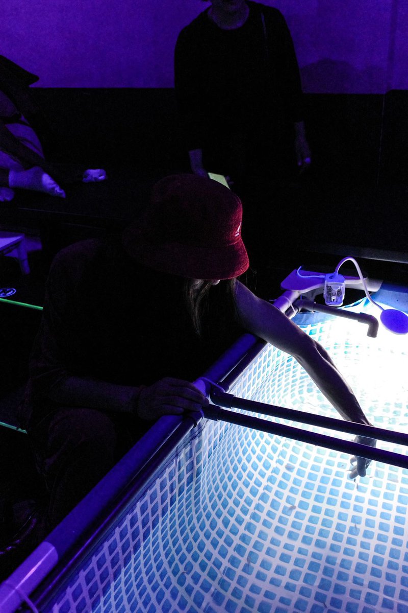 1__gezan__3's tweet photo. FISHMANSに参加して、自然とその声をなぞりたくなる衝動に驚いた。歌詞やメロディだけでなく、佐藤さんの独特のフローは装置になっていて、音楽に刻まれた記憶を再生しようと細胞がしていた。
そうやって共に生きる方法があるんだね。
そんな中、新しい詩を書く機会でもって関われた事、嬉しかったᢅ https://t.co/RtvDUKqm7b