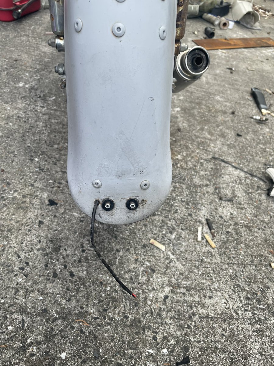 セッティング行って帰ってきたらナンバー千切れてるんですけど🥺